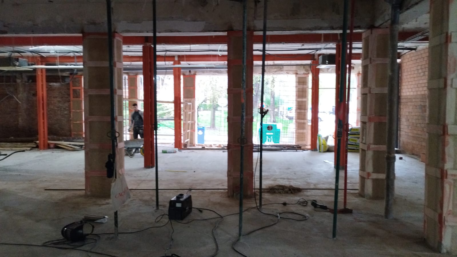Equipo de Viperstar realizando limpieza y mantenimiento en el acceso a un edificio