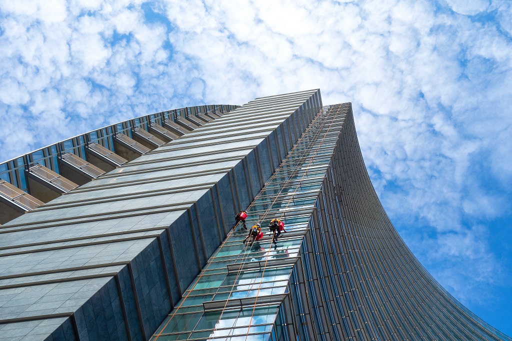 group-of-alpinists-in-service-for-windows-cleaning-E2SC97P-2.jpg